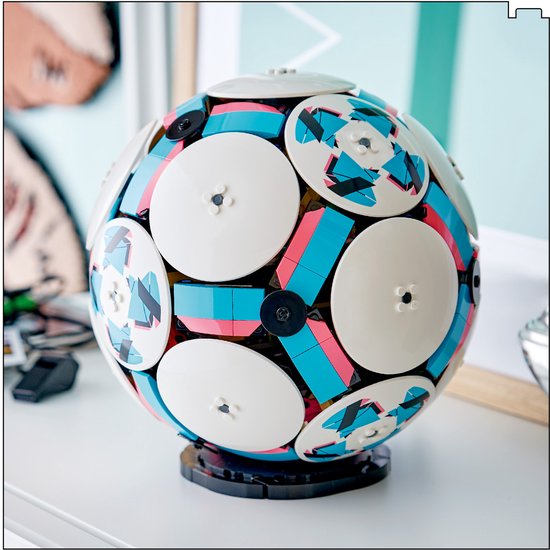 LEGO Editions Fußball – 3D-Display-Bausatz mit Mini-Stadion – Geburtstagsgeschenk für Jungen, Mädchen und Fußballfans ab 10 Jahren – 43019
