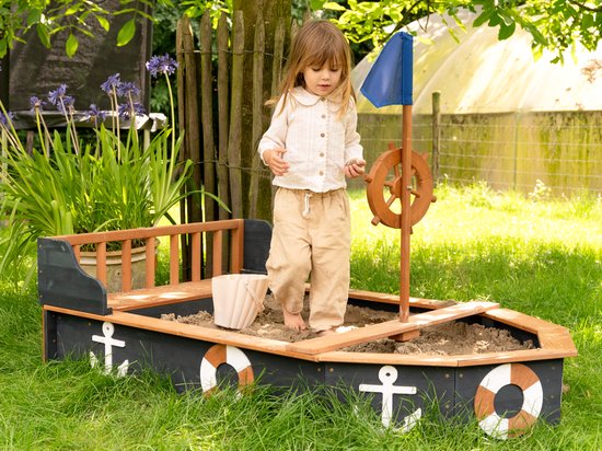 AXI Doris Boot Sandkasten mit Aufbewahrungsbank Anthrazit/Braun – Flagge und Holzsteuerrad – Inklusive Abdeckplane und Bodenplane – 10 Jahre Garantie!