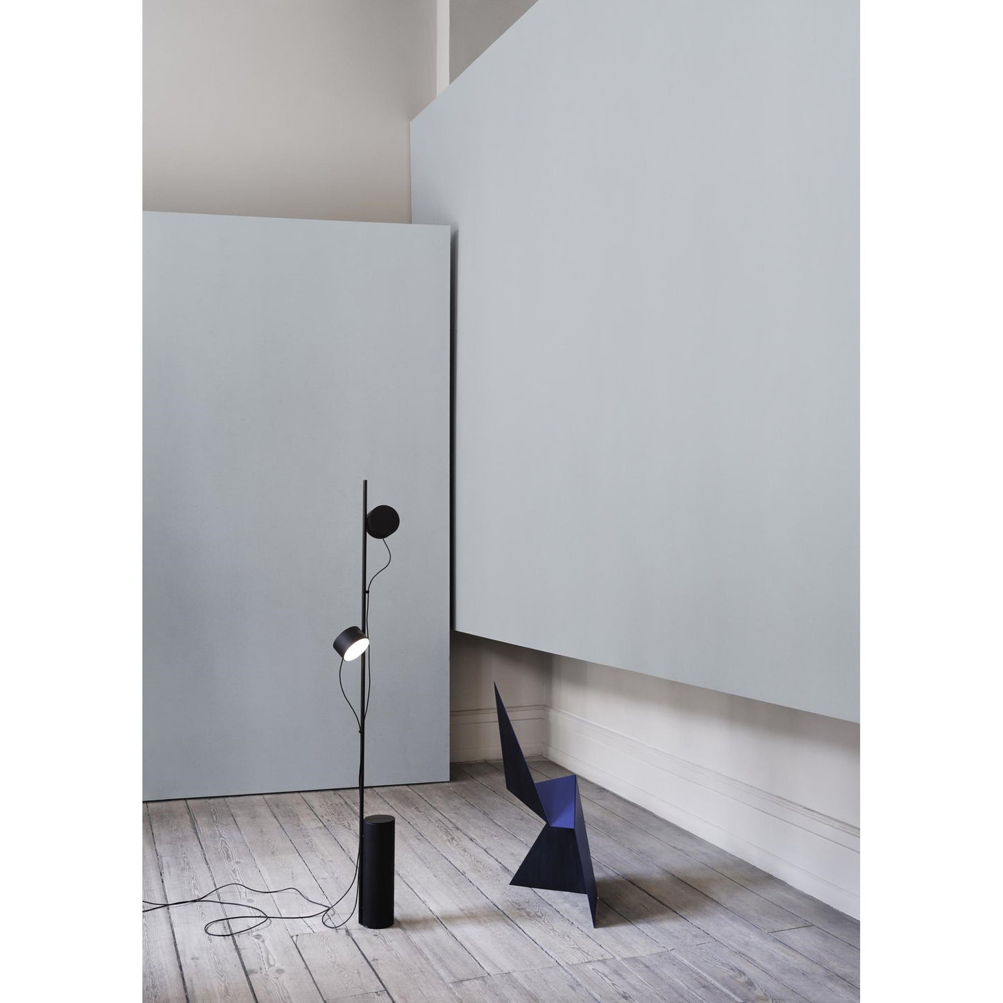 Muuto Post Stehleuchte Schwarz - 136.2 cm hoch - Ø9.5 cm