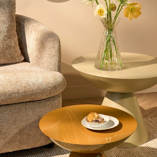 Mica Decorations Celise – Beistelltisch mit großzügiger Tischplatte für den Innenbereich – Couchtisch mit robuster und stabiler Konstruktion – Nachttisch in einer für das Wohnzimmer geeigneten Größe – H 44 x Ø 59 cm – Beige