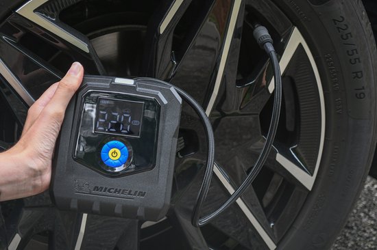 Michelin Elektrische, wiederaufladbare Reifenpumpe – Kabelloser Kompressor – Auf den gewünschten Druck einstellbar – Bis zu 10 bar – Mit LED-Licht – Für Autoreifen, Fahrradreifen, Sportbälle und aufblasbare Artikel