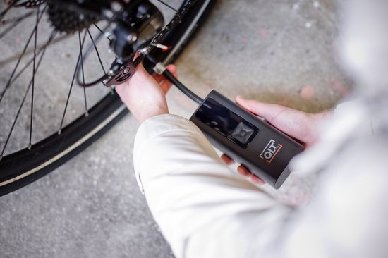 QLT Cordless Air Compressor Pro und Powerbank in einem - 4 Aufsätze und USB-Ladekabel im Lieferumfang enthalten - 10,3 Bar - mit LED-Beleuchtung - Schwarz