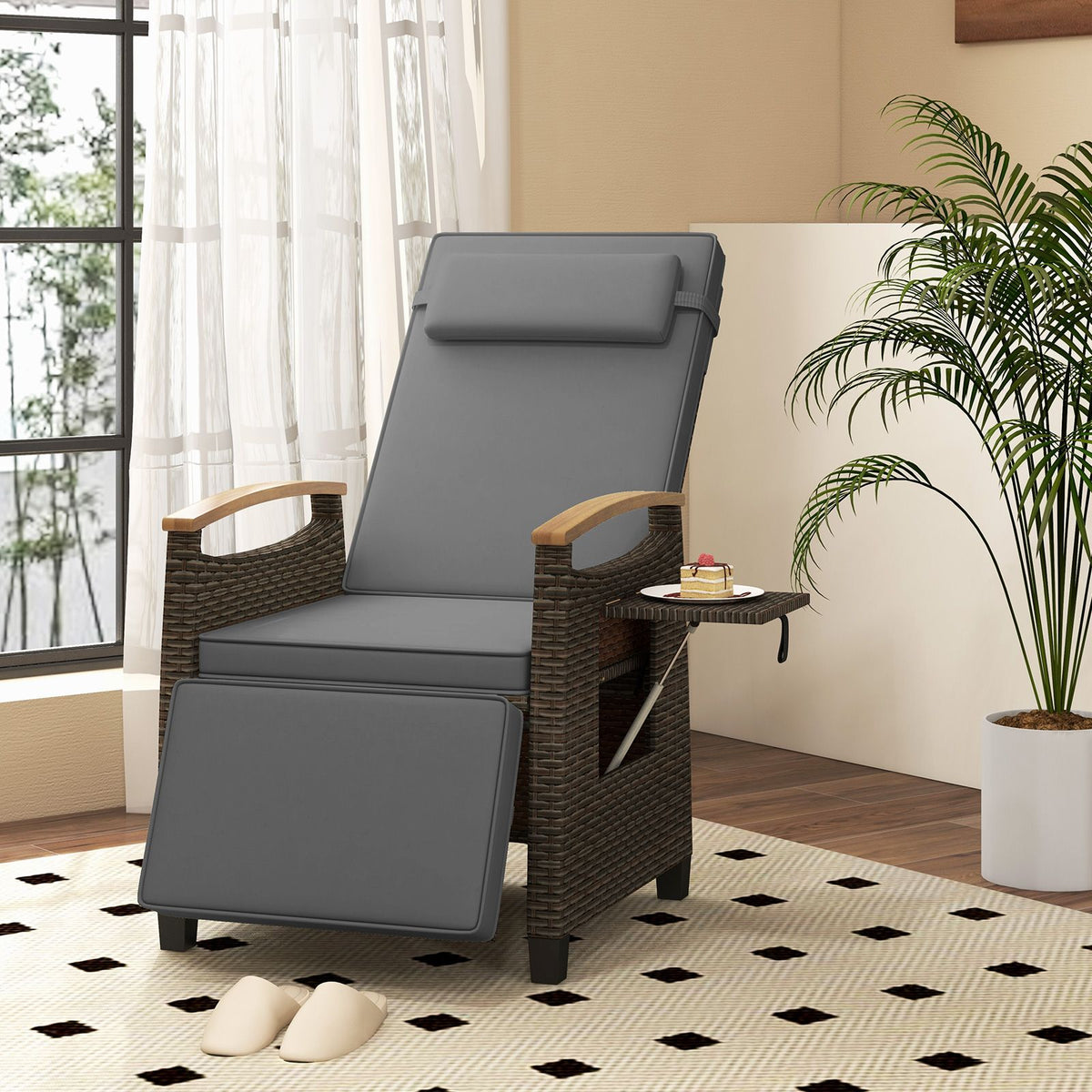 Coast Relaxsessel aus Rattan, grau – Verstellbare Rückenlehne 150° – Mit Fußstütze und Beistelltisch – 79–142 × 60 × 105–72 cm