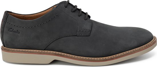 Schlichte Spitzenschuhe mit Lederfutter