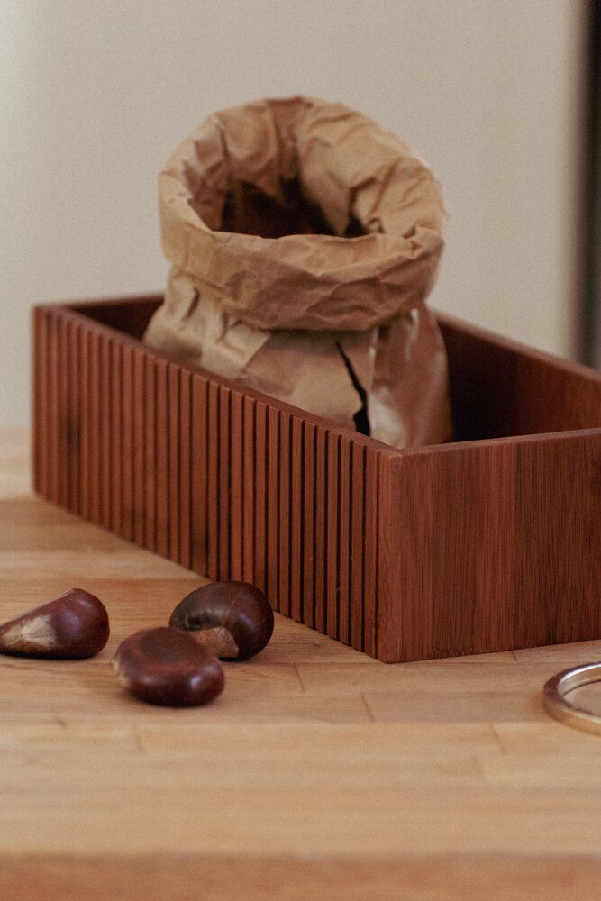 WENKO Mera Aufbewahrungsbox aus geräuchertem Bambus – 30 x 15 x 8 cm – gerilltes Design