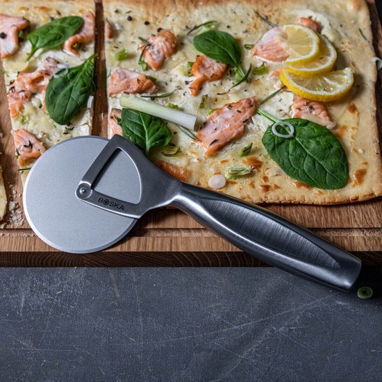 Boska Pizzaschneider Monaco+ - Pizzaroller - Edelstahl - Ergonomischer Pizzaschneider - Geschenkbox - Geschenkideen für Männer - Küchenutensilien - Küchenzubehör - Lebenslange Garantie