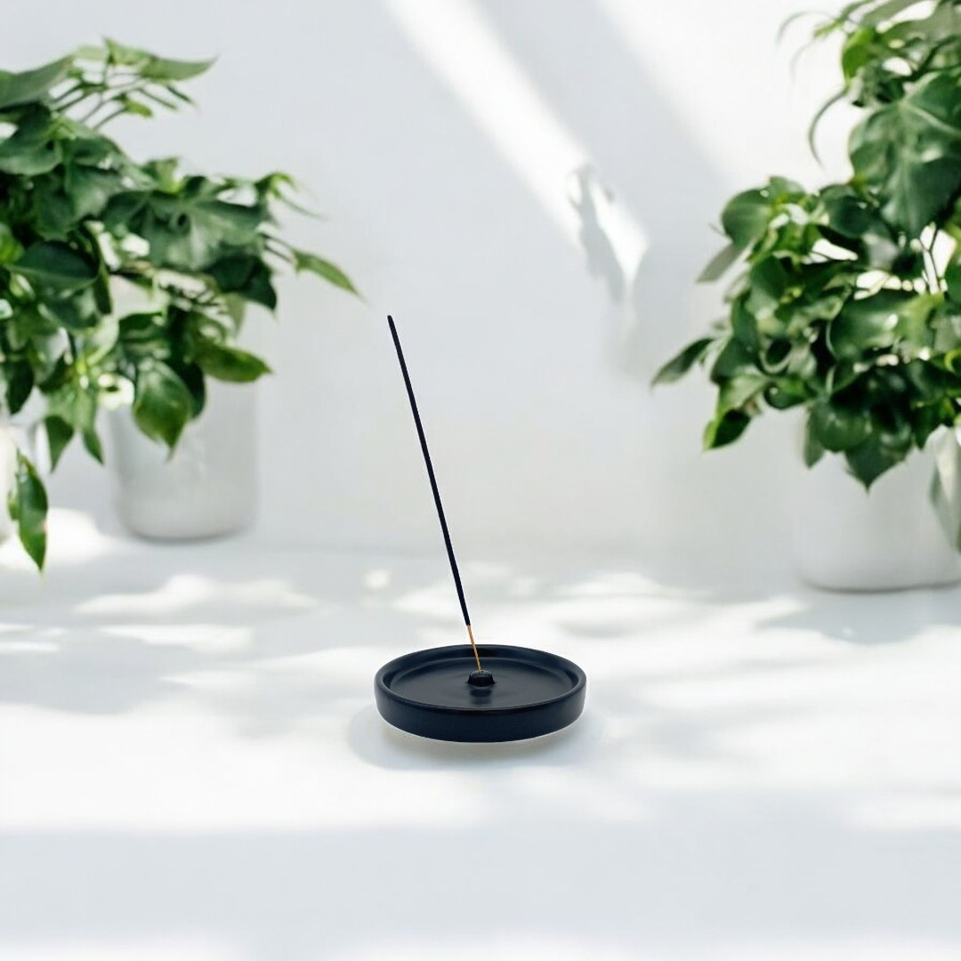 A Sunny Day Räucherstäbchenhalter aus Keramik – Schwarz – Rund – Ø 13 cm