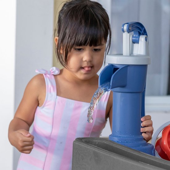 Step2 Pump & Splash Discovery Stone Pond Wassertisch – Mit Wasserpumpe, Eimer und 10 Zubehörteilen – Wasserspieltisch für Kleinkinder – Spielzeug für draußen ab 2 Jahren – Aktivitäts-Wassertisch für den Garten / den Außenbereich