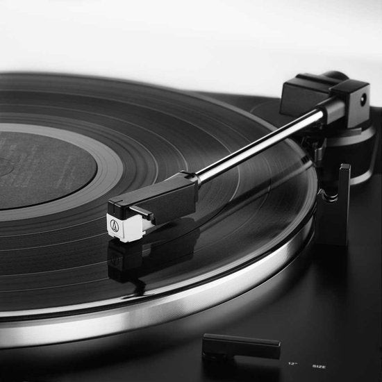 Audio-Technica AT-LP60XUSB Plattenspieler mit Riemenantrieb, grau, metallic