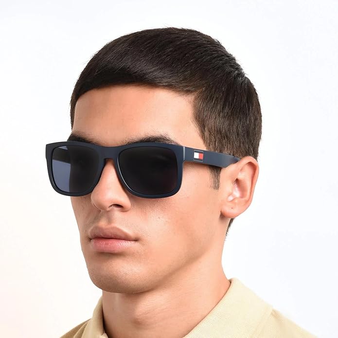 Tommy Hilfiger TH1556/S Rechteckige Sonnenbrille – Blau/Rot/Weißer Rahmen – Blaue UV400-Gläser aus Polycarbonat