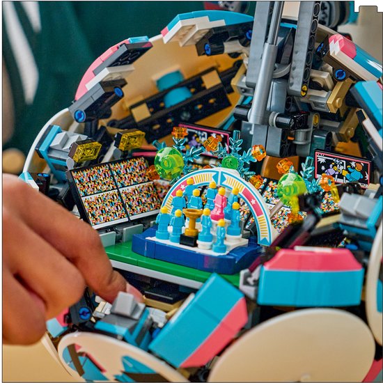 LEGO Editions Fußball – 3D-Display-Bausatz mit Mini-Stadion – Geburtstagsgeschenk für Jungen, Mädchen und Fußballfans ab 10 Jahren – 43019