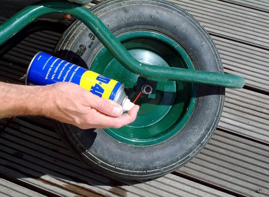 WD-40® Multi-Use Product Classic – Vertreibt Feuchtigkeit – Behebt Quietschen und Knarren – Schützt vor Rost und Korrosion – Entfernt Schmutz – Silikonfrei – 100 ml