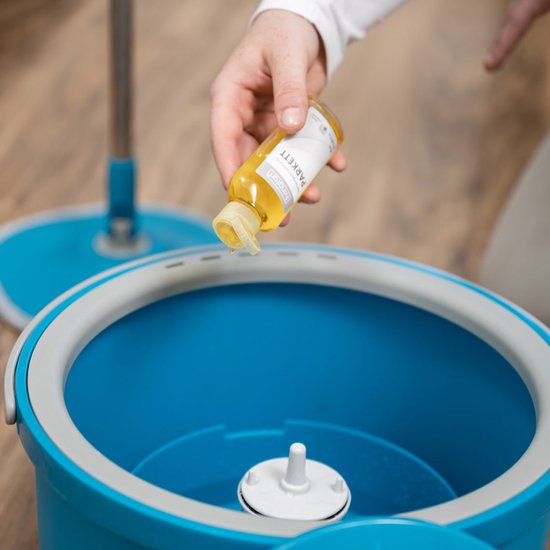 Livington Clean Water Spin Mop Frischwasser-Wischsystem inklusive Reinigungsmittel und Pads – trennt Schmutzwasser von Sauberwasser – Wischmopp für jeden Bodenbelag – um 360° drehbarer Wischkopf – Versandhandelsausgabe