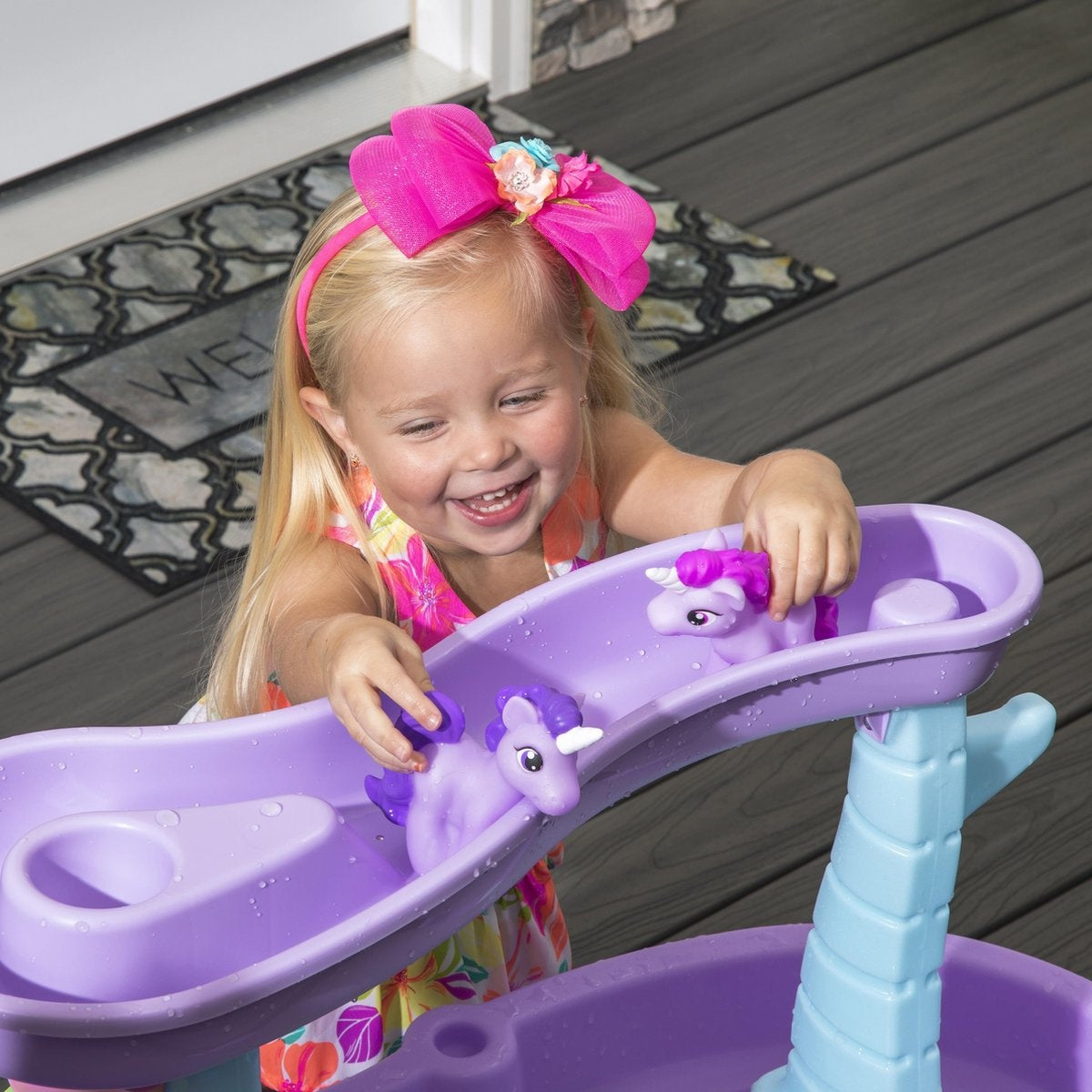 Step2 Rain Shower Splash Unicorns Wassertisch - Einhorn mit 13-teiligem Zubehörset - Wasserspielzeug für Kinder - Spieltisch mit Wasser für Garten/Außenbereich
