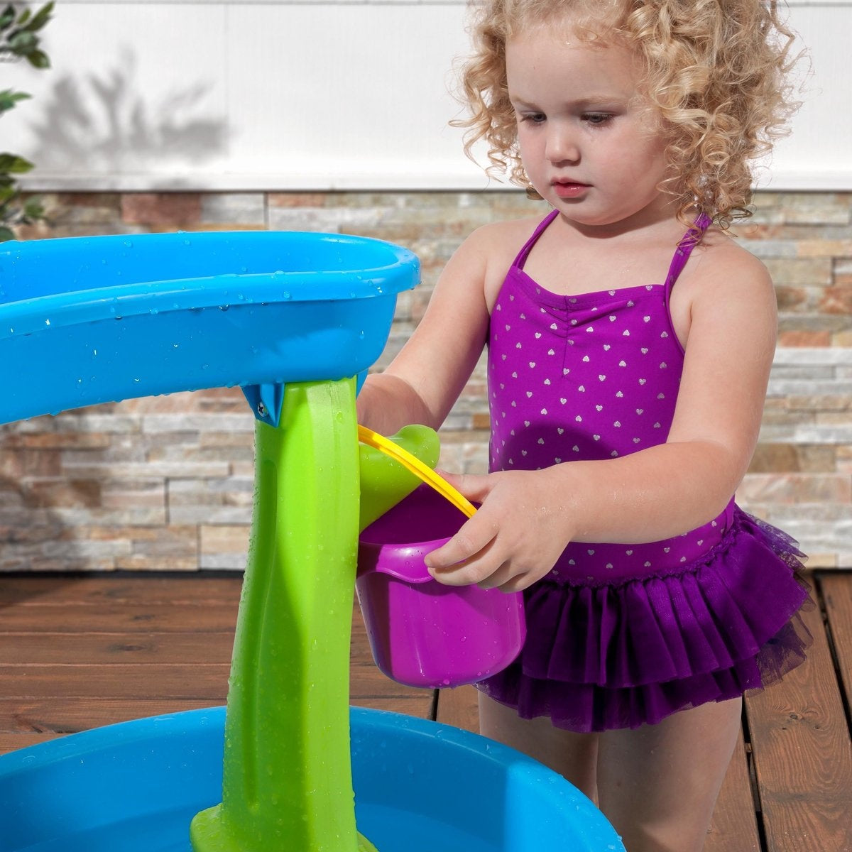 Step2 Rain Showers Splash Pond Wassertisch - Mit 13-teiligem Zubehörset - Wasserspielzeug für Kinder - Spieltisch mit Wasser für Garten/Außenbereich