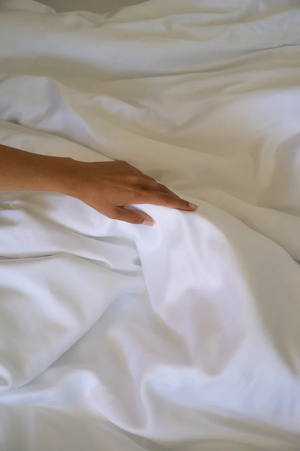 Sjumo - Tencel Satin Bettbezug - 240x220 cm - Frisches Weiß Tencel & Baumwollsatin - Hochglanz & Seidenweich - Antiallergisch & Atmungsaktiv - Inklusive 2 Gratis Kopfkissenbezüge