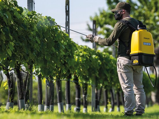 Stanley Drucksprühgerät 16 L hinten, Rückensprühgerät Garten, Drucksprühgerät, elektrisch, wiederaufladbare Lithium-Batterie, Teleskoplanze, verstellbare Düse, Autonomie 2 h, max 5 bar, 0,60 l/Minute, gelb/schwarz