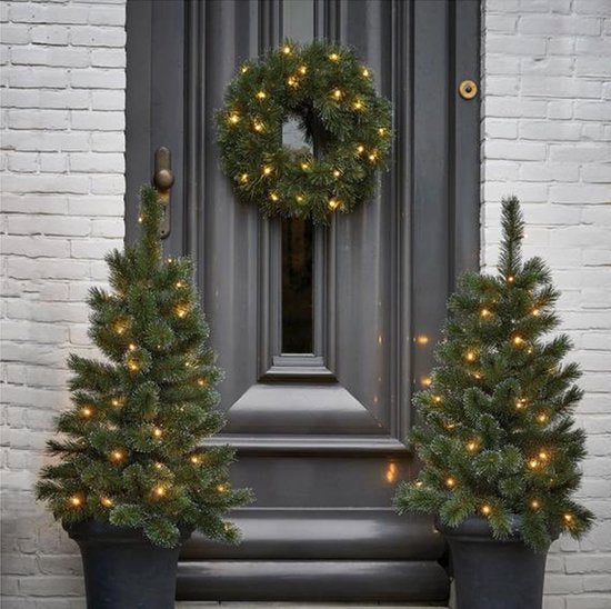 Black Box Trees Creston Set aus 2 Weihnachtsbäumen und 1 Kranz mit LED-Lichtern - Grün