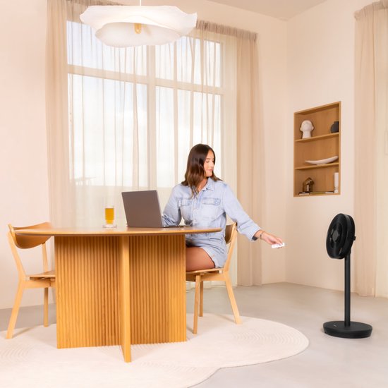 VONROC BREEZE Wireless Fan - Flüsterleise (<44 dB) - 24 Geschwindigkeitsstufen - Leicht und tragbar - 3 Windmodi: Natural, Sleep, Normal - Modular: Tisch- und Bodenventilator - Luxuriöses Touch-Display - Inkl. Fernbedienung - Schwarz