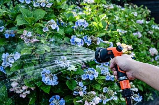 BLACK+DECKER Sprinklerkopf mit 3 Gartenschlauch-Kupplungen - Einstellbarer Wasserdurchfluss - Kunststoff - Schwarz/Orange