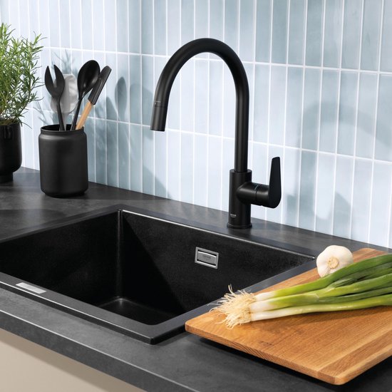 GROHE Start Edge Einhebel-Küchenarmatur mit ausziehbarem Auslauf – Hoher C-förmiger Auslauf – 360° Schwenkbereich – Mattschwarz – Einfache Montage mit QuickMount