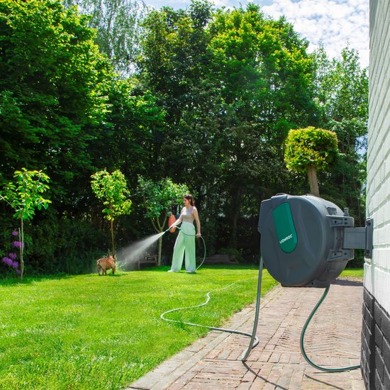 VONROC Wand-Schlauchbox - Inkl. 25m Gartenschlauch, Verbindungsschlauch, Tülle, Kupplungen & Wasserhahnanschluss - Automatisches Aufrollsystem