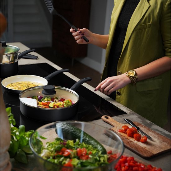COOCK 19-teiliges Induktionskochgeschirr-Set - Spezielle Antihaftbeschichtung - Ergonomische Kaltgriffe - Recyceltes Aluminium - Bratpfannen-Set - Kochtopf-Set - Schwarz/Weiß - Inklusive Untersetzer und E-Book