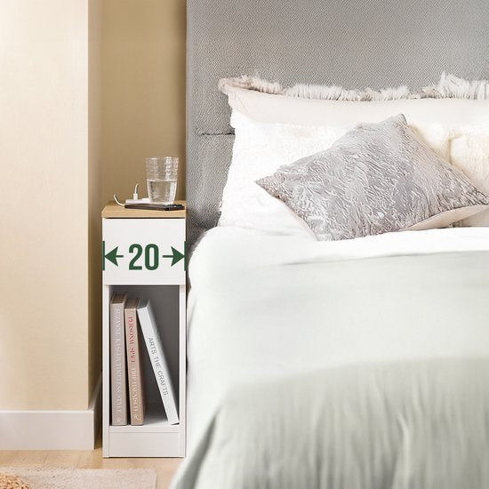 SoBuy Schlanker Nachttisch mit Ladestation, Schmaler Beistelltisch mit Standardsteckdose, USB-Anschluss und Type-C-Anschluss für Schlafzimmer und Wohnzimmer, B20 x T35 x H60 cm, Weiß, FBT111-E-WN