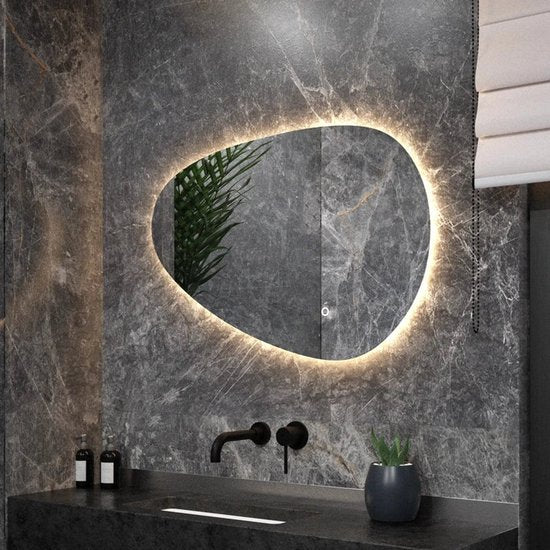 Mirlux Badezimmerspiegel mit LED-Beleuchtung - Asymmetrischer Wandspiegel - Organische Form - Anti-Kondensations-Duschspiegel - 90x60 CM