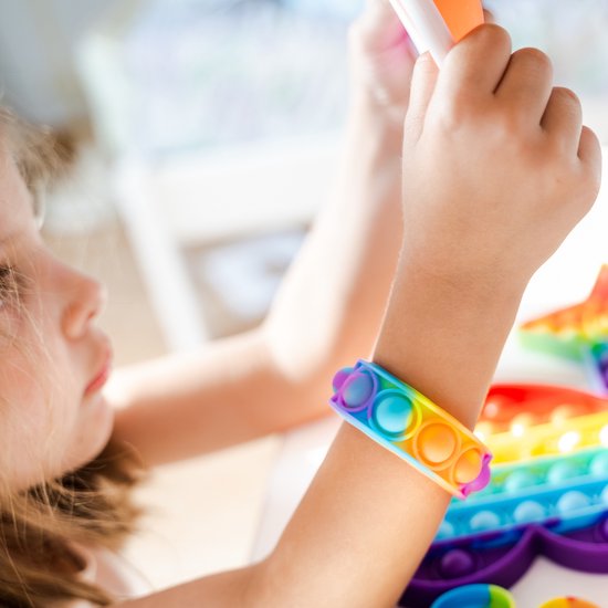 Partizzle 24x Fidget Toys Pop It Armbänder Kit - Armbänder Handout Geschenke - Graduation Treat Geschenke - Für Kinder & Kleinkinder