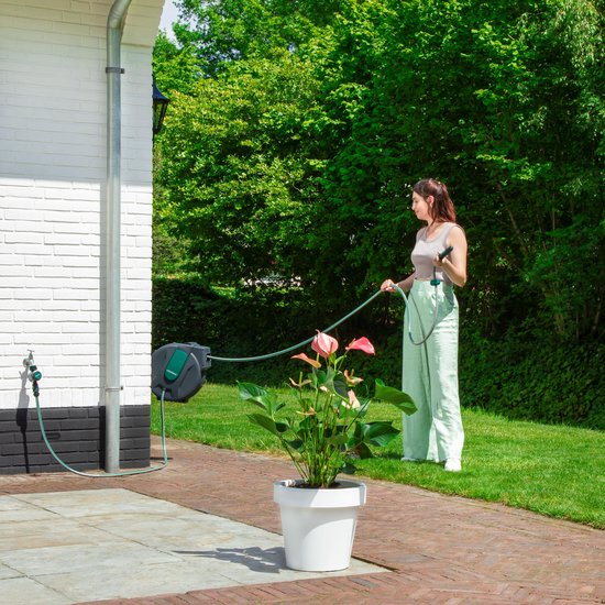VONROC Wand-Schlauchbox - Inkl. 25m Gartenschlauch, Verbindungsschlauch, Tülle, Kupplungen & Wasserhahnanschluss - Automatisches Aufrollsystem