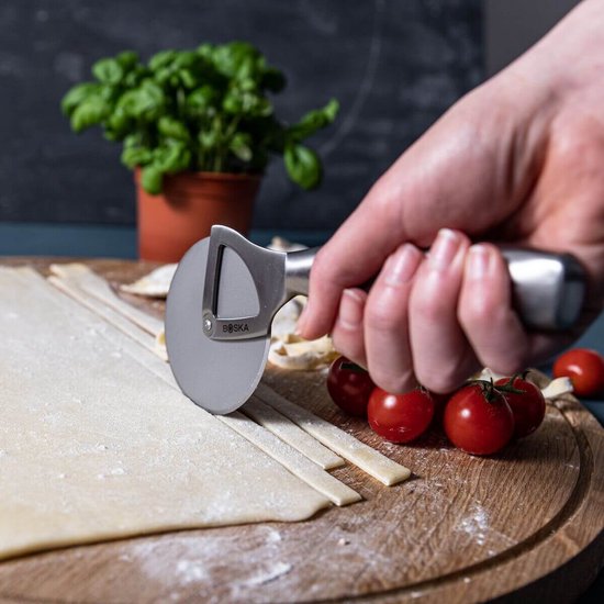 Boska Pizzaschneider Monaco+ - Pizzaroller - Edelstahl - Ergonomischer Pizzaschneider - Geschenkbox - Geschenkideen für Männer - Küchenutensilien - Küchenzubehör - Lebenslange Garantie