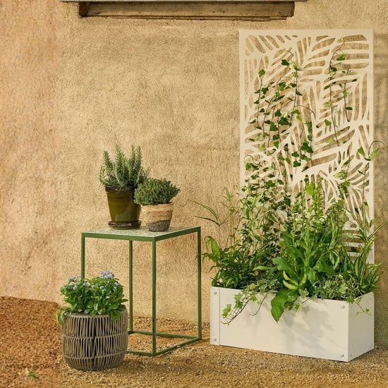 Mica Decorations Sapri Pflanzenstütze – Pflanzkübel mit Klettergitter für Kletterpflanzen – Pflanzenständer, freistehend oder an der Wand – 57,5 x 21 x 118 cm – Off White