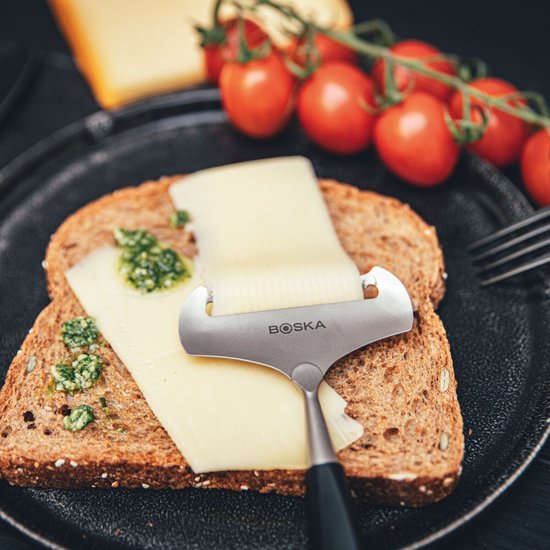 Boska Käsehobel Soft Milano+ - Käsehobel für jungen Käse - Edelstahl - Spülmaschinenfest - Käsehobel Schwarz - Geschenkideen - Küchengeräte - Küchenzubehör - 10 Jahre Garantie