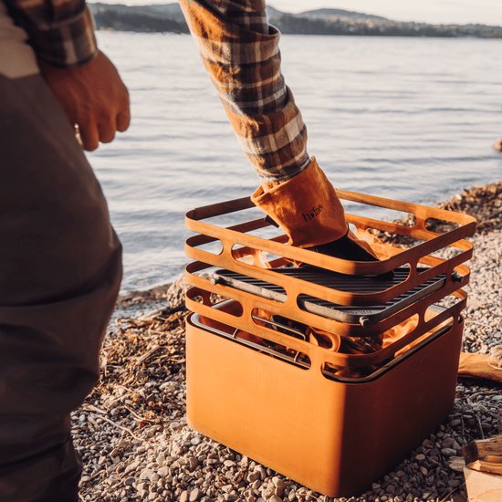 höfats CUBE Feuerkorb, rostfarbene Feuerstelle, Grill, Hocker und Tisch für Garten und Terrasse, aus Edelstahl mit integrierter Löschfunktion