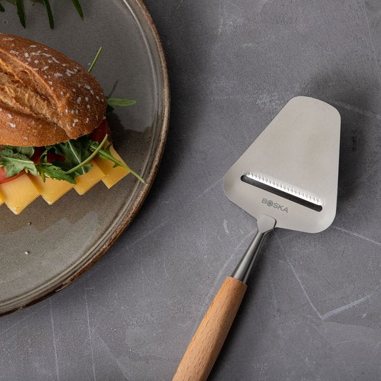 Boska Käseschneider Amigo - Hobel für gereiften Käse - Antihaftbeschichtung - Ergonomisch - Edelstahl und Buchenholz