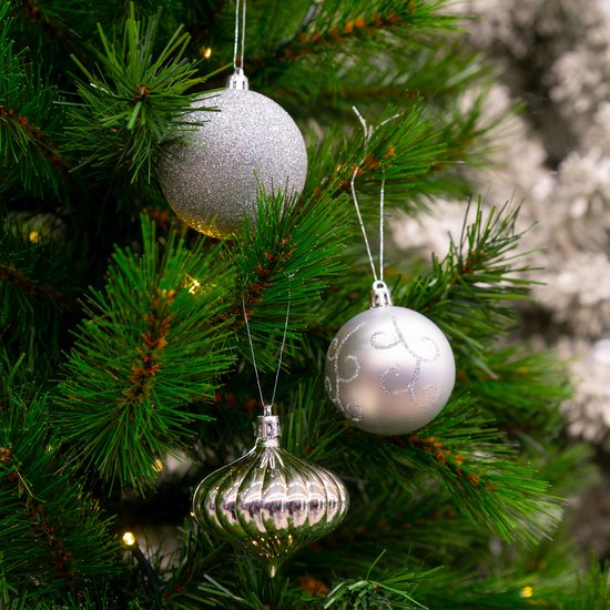 Giftsome Silberne Weihnachtskugeln Set - 60 Weihnachtskugeln aus Kunststoff - Inkl. Silberspitze - Weihnachtsdekoration - Ø6/7 cm