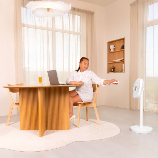 VONROC BREEZE Wireless Fan - Flüsterleise (<44 dB) - 24 Geschwindigkeitsstufen - leicht und tragbar - 3 Windmodi: Natural, Sleep, Normal - Modular: sowohl Tisch- als auch Bodenventilator - Luxus-Touch-Display - Inkl. Fernbedienung - Weiß