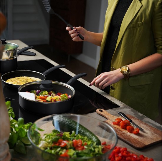 COOCK 19-teiliges Induktionskochgeschirr-Set - Spezielle Antihaftbeschichtung - Ergonomische Kaltgriffe - Recyceltes Aluminium - Bratpfannen-Set - Kochtopf-Set - Schwarz - Inklusive Untersetzer und E-Book