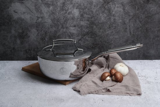 Saveur Selects - Voyage Stahlpfanne Ø20 cm - PFAS frei - Dreilagiger Edelstahl - Für Induktion und alle anderen Wärmequellen - Backofenfest bis 260°C - Spülmaschinenfest - Teflonfrei