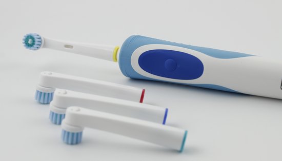 Cosity - 24x Oral-B und Braun kompatible Bürstenköpfe - Briefkastenverpackung - Weiß