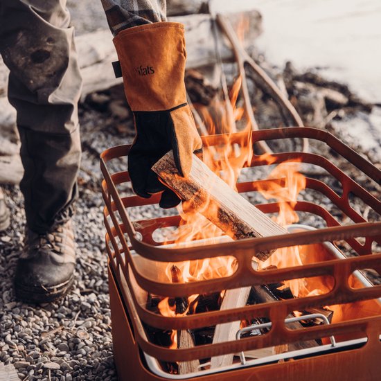 höfats CUBE Feuerkorb, rostfarbene Feuerstelle, Grill, Hocker und Tisch für Garten und Terrasse, aus Edelstahl mit integrierter Löschfunktion