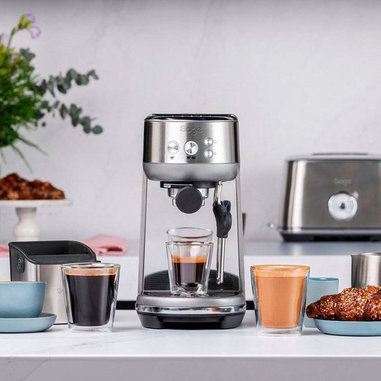 Sage - Die Bambino Espressomaschine - 1,4 l & 15 Bar - Ausgestattet mit Thermojet Heizsystem und leistungsstarker Dampfdüse - Für Barista Qualität und Latte Art - Silberner Edelstahl