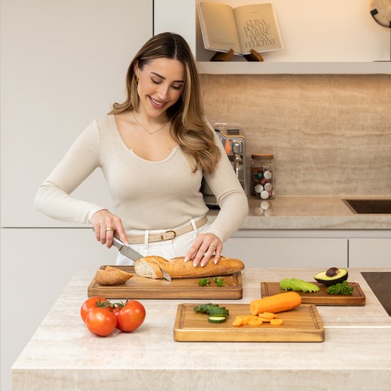 Deleca 3-teiliges Schneidebrett-Set Sevilla mit Halter - Schneidebretter (40x30 | 33x24 | 26x18 cm) - Für die Küche, Servierbrett, Käsebrett, Trinkbrett, Schneidebrett und Tapasbrett - FSC-Akazienholz