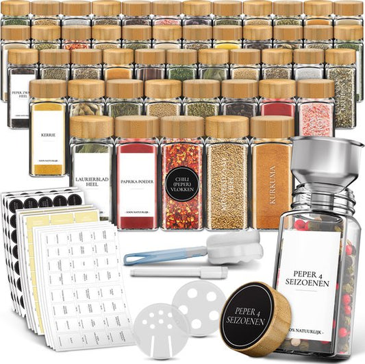 Soothe 48 Glasgewürzdosen quadratisch mit Bambusdeckel - 2 Arten von Streudeckeln - Gewürzstreuer - Gewürzdosen - Komplettset inkl. Gewürzsticker, Kreidestift und Zubehör - 120ml