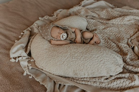 Snoozzz Stillkissen Small mit Fiber-Füllung und abnehmbarem Bezug – Chestnut – 120 cm