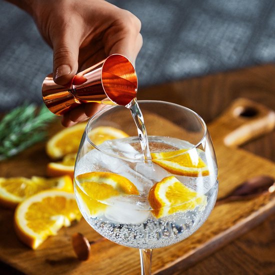 BarDeluxe® Gin Tonic Gläser - 500ml - Gin Tonic Geschenkset - mundgeblasen - Gin Gläser - 2 Stück - Gin Set - Kristall - Geschenk für die Frau - Geschenk für den Mann - enthält 2 Gin Gläser, Gin Tonic Löffel, Messbecher, 2 Strohhalme aus Edelstahl & Rezep
