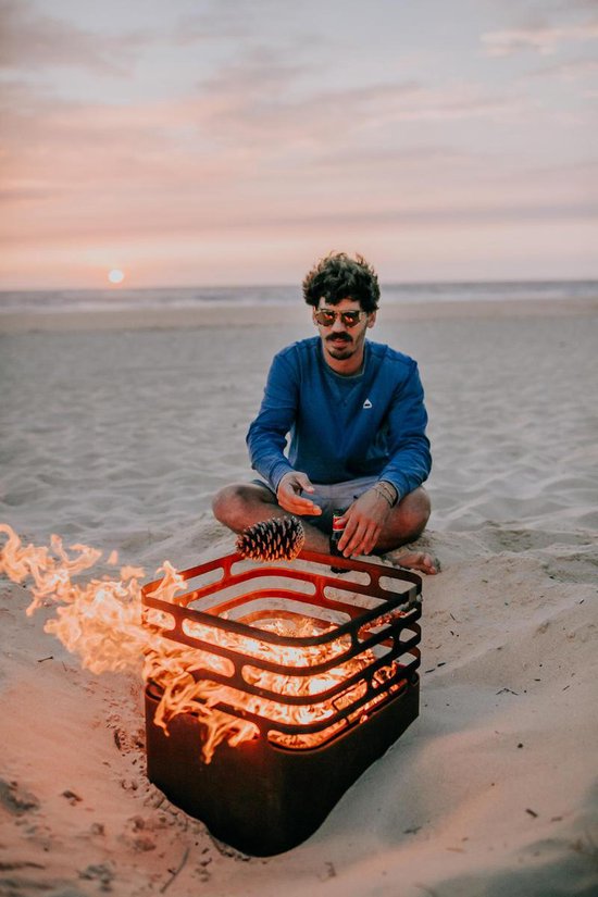höfats CUBE Feuerkorb, rostfarbene Feuerstelle, Grill, Hocker und Tisch für Garten und Terrasse, aus Edelstahl mit integrierter Löschfunktion