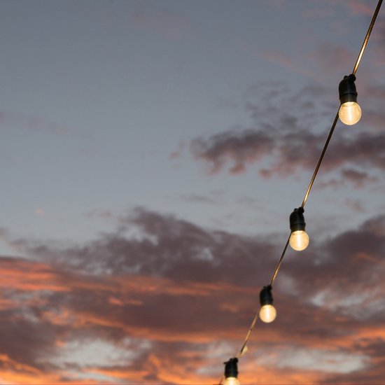 ein sonniger Tag Lichtschnur im Freien - Lichtgirlande - Lichtschnüre für den Außenbereich - Bobby Cable - warmweißes Licht - 10 Meter - led - Lichtschnur für den Innen- und Außenbereich - Lichtschnüre - Lichtschlauch für den Außenbereich - 10 led Glühbir