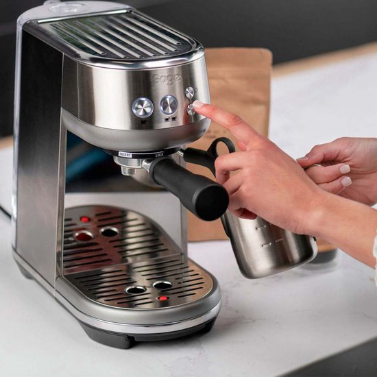 Sage - Die Bambino Espressomaschine - 1,4 l & 15 Bar - Ausgestattet mit Thermojet Heizsystem und leistungsstarker Dampfdüse - Für Barista Qualität und Latte Art - Silberner Edelstahl